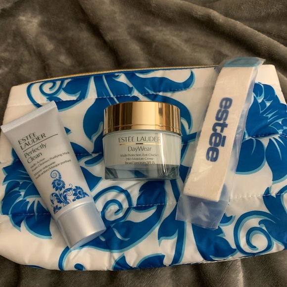Estee Lauder Other - NWOT Estée Lauder daywear, perfectly clean & Bag GREAT DEAL 💕💕💕